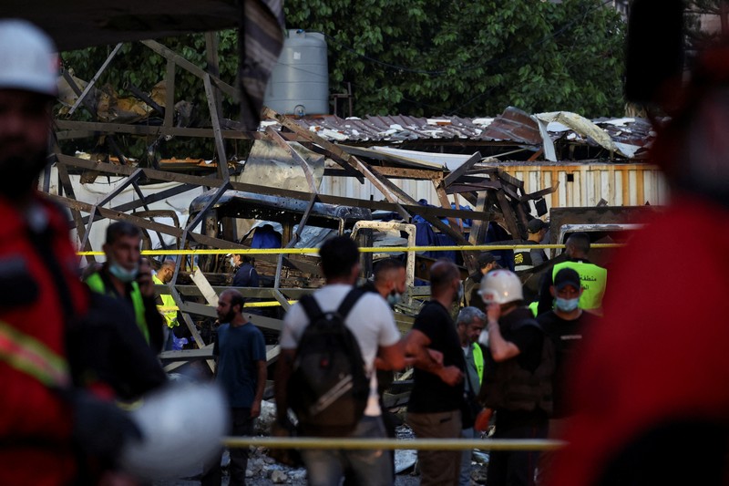 Warga memeriksa kerusakan akibat serangan Israel di pinggiran selatan Beirut, Lebanon, Minggu (27/4/2025). (AP Photo/Hussein Malla) Warga memeriksa kerusakan akibat serangan Israel di pinggiran selatan Beirut, Lebanon, Minggu (27/4/2025). (AP Photo/Hussein Malla)