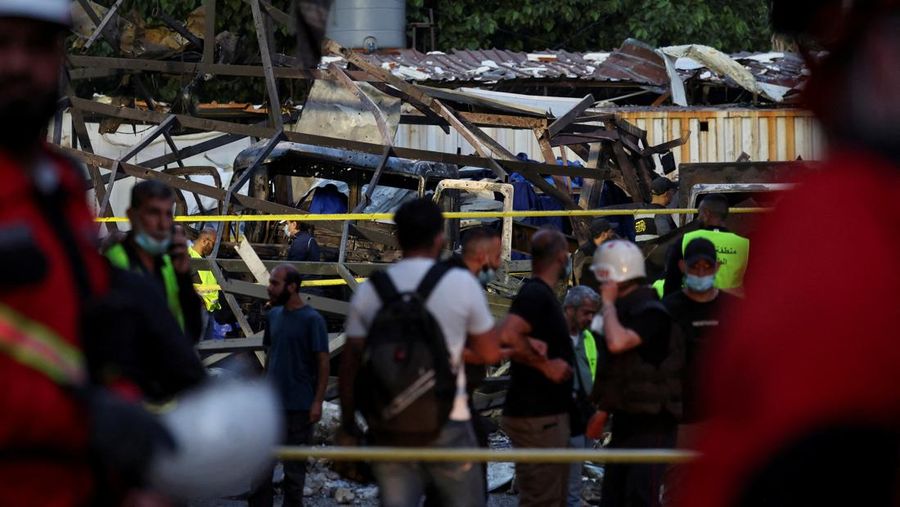Warga memeriksa kerusakan akibat serangan Israel di pinggiran selatan Beirut, Lebanon, Minggu (27/4/2025). (AP Photo/Hussein Malla)