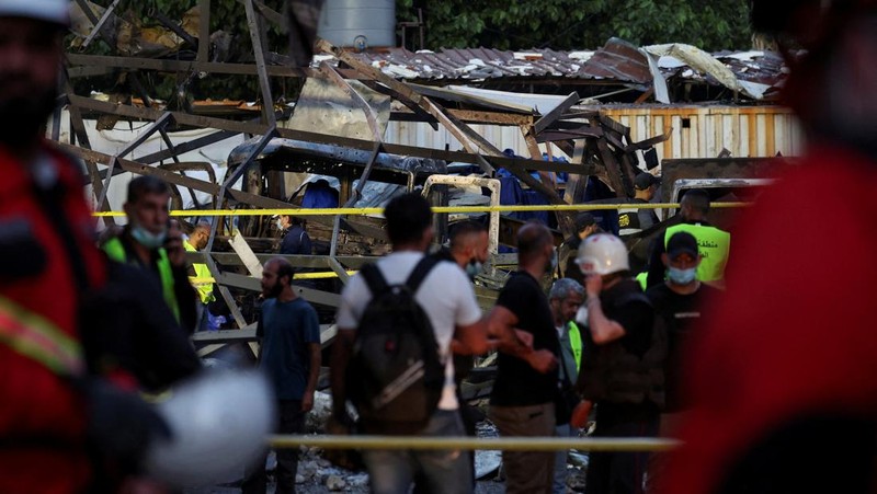 Warga memeriksa kerusakan akibat serangan Israel di pinggiran selatan Beirut, Lebanon, Minggu (27/4/2025). (AP Photo/Hussein Malla)