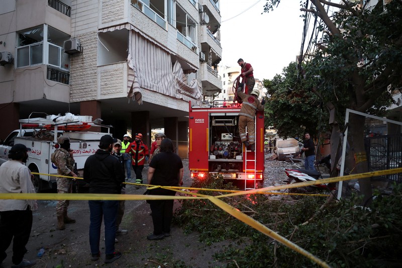 Warga memeriksa kerusakan akibat serangan Israel di pinggiran selatan Beirut, Lebanon, Minggu (27/4/2025). (AP Photo/Hussein Malla) Warga memeriksa kerusakan akibat serangan Israel di pinggiran selatan Beirut, Lebanon, Minggu (27/4/2025). (AP Photo/Hussein Malla)