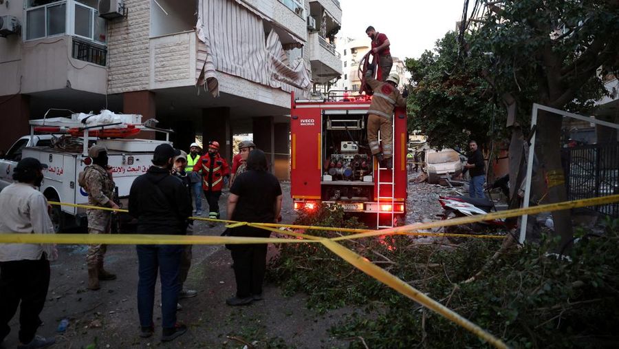 Warga memeriksa kerusakan akibat serangan Israel di pinggiran selatan Beirut, Lebanon, Minggu (27/4/2025). (AP Photo/Hussein Malla)