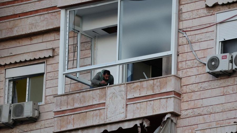 Warga memeriksa kerusakan akibat serangan Israel di pinggiran selatan Beirut, Lebanon, Minggu (27/4/2025). (AP Photo/Hussein Malla)