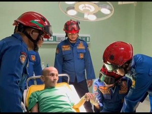 Aksi Damkar Trenggalek Bantu Dokter Lepas Cincin di Jari Pasien ODGJ