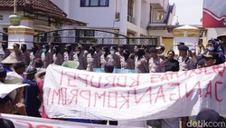 Ratusan Warga Temon Ponorogo Demo Dugaan Penyalahgunaan Dana Desa