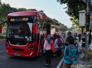 Halte Electric Bus Surabaya Sering Antre, Pengguna Minta Armada Ditambah