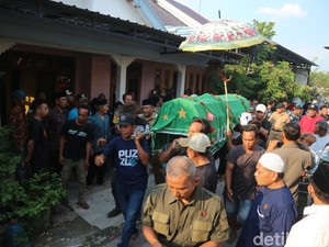Video: Suasana Rumah Duka Aziz Korban Pembacokan di Bojonegoro