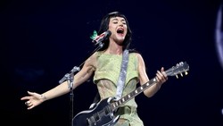 Fans Katy Perry Nekat Naik ke Panggung saat Konser, Akhirnya Dicuekin