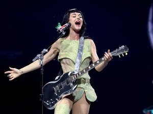 Fans Katy Perry Nekat Naik ke Panggung saat Konser, Akhirnya Dicuekin