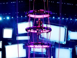 Katy Perry Bikin Panik Lagi, Kesetrum saat Konser