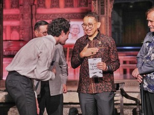 Menbud Fadli Zon Terima Buku Mereka yang Pertama Karya Reza Rahadian