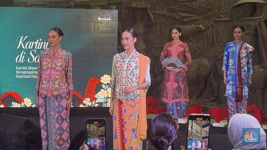 Masih dalam suasana Hari Kartini, mal pertama di Indonesia, Sarinah kembali mendukung pemberdayaan perempuan melalui acara gelaran busana bertajuk Kartini Masa Kini, Menginspirasi Sepenuh Hati, Selasa (29/4). (CNBC Indonesia/Lynda Hasibuan)