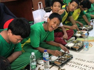 Video: Saat Siswa SLBN 5 Jakarta Saling Pinjamkan Alat Makan untuk MBG