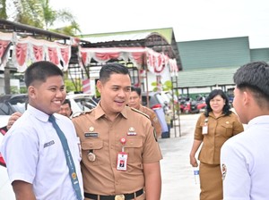 Aksi Sederhana Kadisdik Kalteng dan Sepatu Baru untuk Andes Puntaka