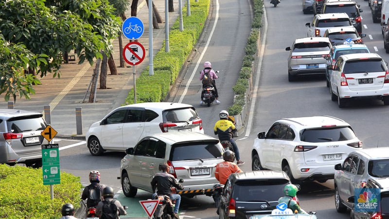 Pengendara motor melintas di jalur sepeda Jalan Jenderal Sudirman, Jakarta, Selasa (29/4/2025). Gubernur DKI Jakarta Pramono Anung akan menertibkan jalur sepeda seiring adanya korban kecelakaan hingga meninggal dunia akibat kendaraan yang berhenti di jalur sepeda, serta akan membangun jalur sepeda tambahan sepanjang 3,8 kilometer. (CNBC Indonesia/Muhammad Sabki)