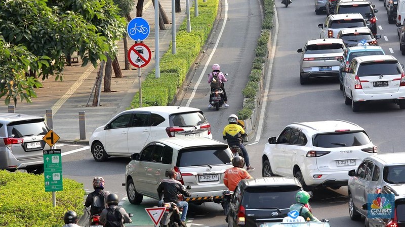 Pengendara motor melintas di jalur sepeda Jalan Jenderal Sudirman, Jakarta, Selasa (29/4/2025). Gubernur DKI Jakarta Pramono Anung akan menertibkan jalur sepeda seiring adanya korban kecelakaan hingga meninggal dunia akibat kendaraan yang berhenti di jalur sepeda, serta akan membangun jalur sepeda tambahan sepanjang 3,8 kilometer. (CNBC Indonesia/Muhammad Sabki)