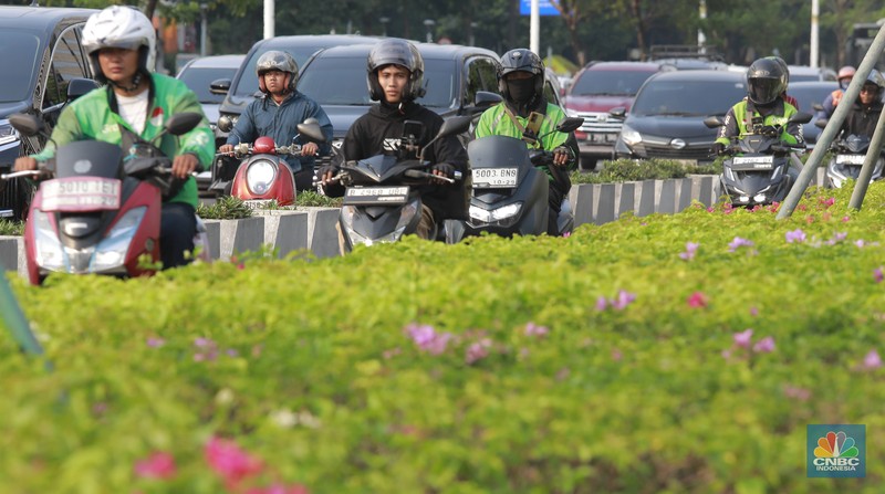 Pengendara motor melintas di jalur sepeda Jalan Jenderal Sudirman, Jakarta, Selasa (29/4/2025). Gubernur DKI Jakarta Pramono Anung akan menertibkan jalur sepeda seiring adanya korban kecelakaan hingga meninggal dunia akibat kendaraan yang berhenti di jalur sepeda, serta akan membangun jalur sepeda tambahan sepanjang 3,8 kilometer. (CNBC Indonesia/Muhammad Sabki)