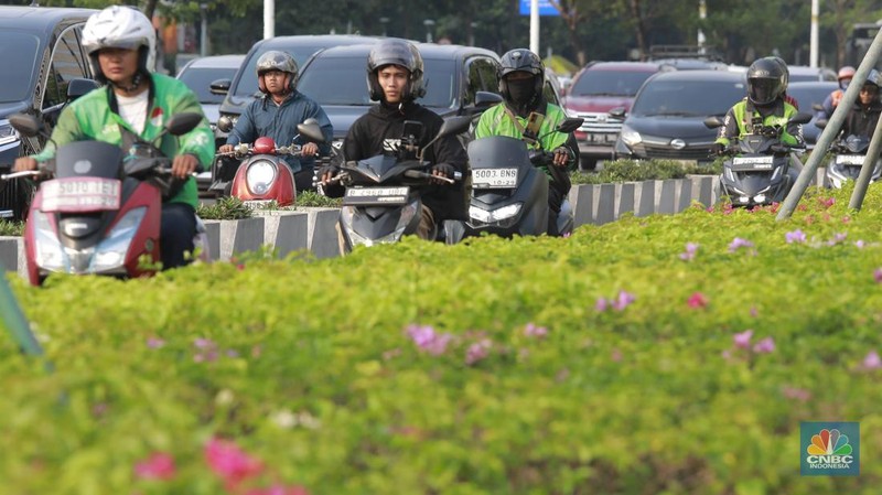 Pengendara motor melintas di jalur sepeda Jalan Jenderal Sudirman, Jakarta, Selasa (29/4/2025). Gubernur DKI Jakarta Pramono Anung akan menertibkan jalur sepeda seiring adanya korban kecelakaan hingga meninggal dunia akibat kendaraan yang berhenti di jalur sepeda, serta akan membangun jalur sepeda tambahan sepanjang 3,8 kilometer. (CNBC Indonesia/Muhammad Sabki)