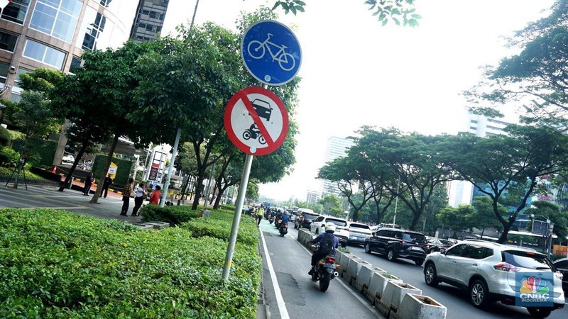 Pengendara motor melintas di jalur sepeda Jalan Jenderal Sudirman, Jakarta, Selasa (29/4/2025). Gubernur DKI Jakarta Pramono Anung akan menertibkan jalur sepeda seiring adanya korban kecelakaan hingga meninggal dunia akibat kendaraan yang berhenti di jalur sepeda, serta akan membangun jalur sepeda tambahan sepanjang 3,8 kilometer. (CNBC Indonesia/Muhammad Sabki)