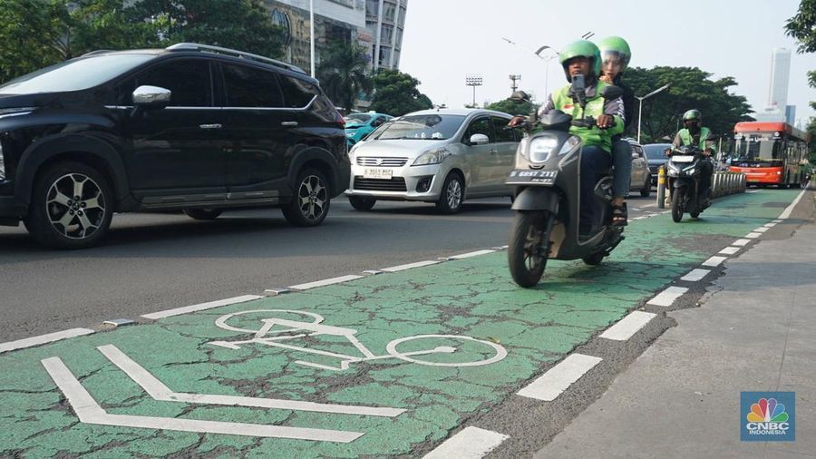 Pengendara motor melintas di jalur sepeda Jalan Jenderal Sudirman, Jakarta, Selasa (29/4/2025). Gubernur DKI Jakarta Pramono Anung akan menertibkan jalur sepeda seiring adanya korban kecelakaan hingga meninggal dunia akibat kendaraan yang berhenti di
