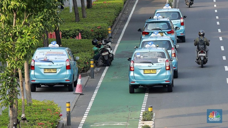Pengendara motor melintas di jalur sepeda Jalan Jenderal Sudirman, Jakarta, Selasa (29/4/2025). Gubernur DKI Jakarta Pramono Anung akan menertibkan jalur sepeda seiring adanya korban kecelakaan hingga meninggal dunia akibat kendaraan yang berhenti di jalur sepeda, serta akan membangun jalur sepeda tambahan sepanjang 3,8 kilometer. (CNBC Indonesia/Muhammad Sabki)