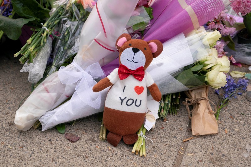Penghormatan untuk korban tabrak mobil saat pesta blok Lapu Lapu di tugu peringatan darurat, Vancouver, British Columbia, Kanada, Senin (28/4/2025). 
(REUTERS/David Ryder)