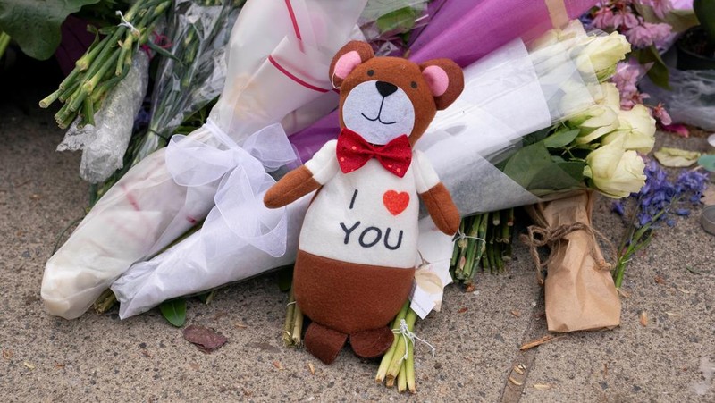 Penghormatan untuk korban tabrak mobil saat pesta blok Lapu Lapu di tugu peringatan darurat, Vancouver, British Columbia, Kanada, Senin (28/4/2025). 
(REUTERS/David Ryder)