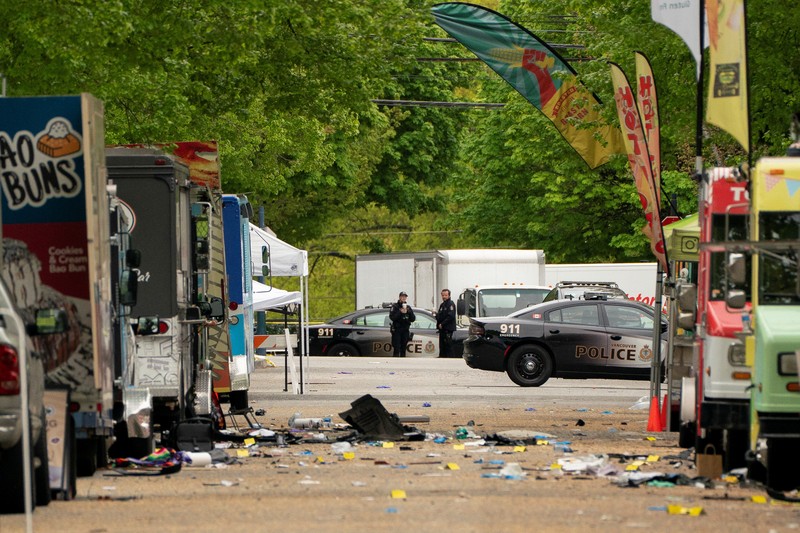 Penghormatan untuk korban tabrak mobil saat pesta blok Lapu Lapu di tugu peringatan darurat, Vancouver, British Columbia, Kanada, Senin (28/4/2025). (REUTERS/David Ryder) Penghormatan untuk korban tabrak mobil saat pesta blok Lapu Lapu di tugu peringatan darurat, Vancouver, British Columbia, Kanada, Senin (28/4/2025).
(REUTERS/David Ryder)