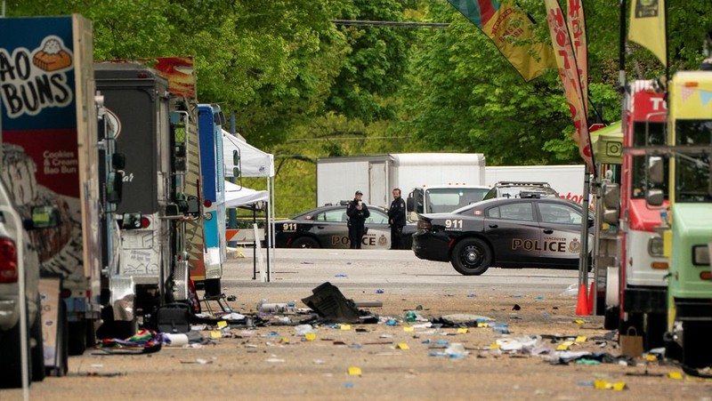 Penghormatan untuk korban tabrak mobil saat pesta blok Lapu Lapu di tugu peringatan darurat, Vancouver, British Columbia, Kanada, Senin (28/4/2025). 
(REUTERS/David Ryder)