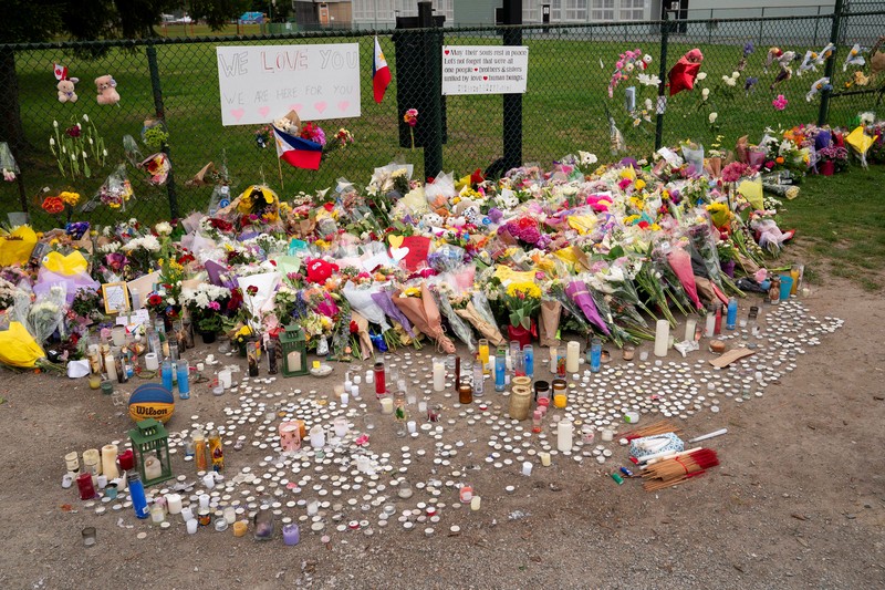 Penghormatan untuk korban tabrak mobil saat pesta blok Lapu Lapu di tugu peringatan darurat, Vancouver, British Columbia, Kanada, Senin (28/4/2025). 
(REUTERS/David Ryder)