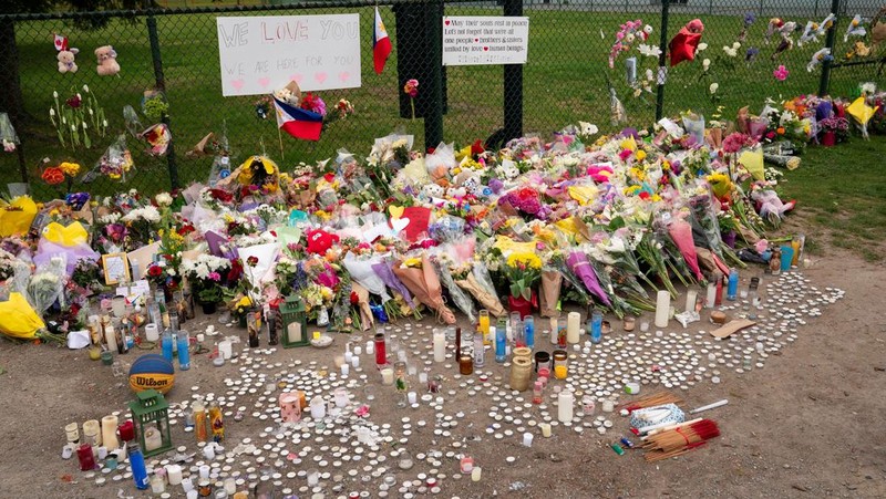 Penghormatan untuk korban tabrak mobil saat pesta blok Lapu Lapu di tugu peringatan darurat, Vancouver, British Columbia, Kanada, Senin (28/4/2025). 
(REUTERS/David Ryder)