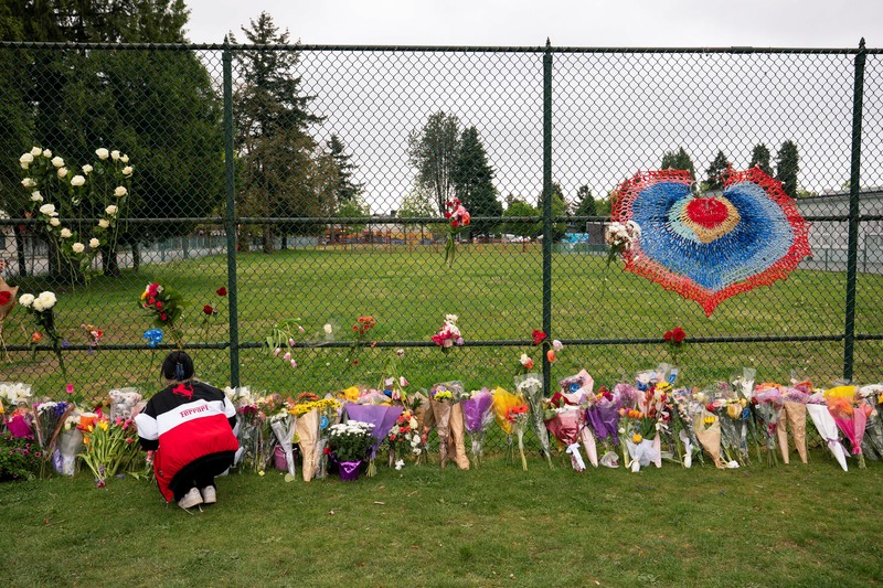 Penghormatan untuk korban tabrak mobil saat pesta blok Lapu Lapu di tugu peringatan darurat, Vancouver, British Columbia, Kanada, Senin (28/4/2025). 
(REUTERS/David Ryder)