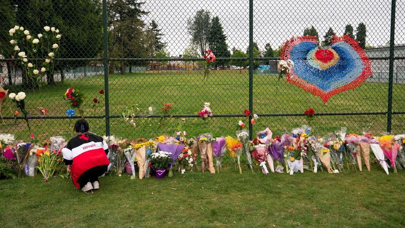 Penghormatan untuk korban tabrak mobil saat pesta blok Lapu Lapu di tugu peringatan darurat, Vancouver, British Columbia, Kanada, Senin (28/4/2025). 
(REUTERS/David Ryder)