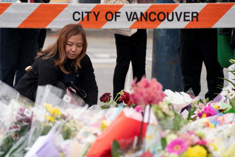 Penghormatan untuk korban tabrak mobil saat pesta blok Lapu Lapu di tugu peringatan darurat, Vancouver, British Columbia, Kanada, Senin (28/4/2025). (REUTERS/David Ryder) Penghormatan untuk korban tabrak mobil saat pesta blok Lapu Lapu di tugu peringatan darurat, Vancouver, British Columbia, Kanada, Senin (28/4/2025).
(REUTERS/David Ryder)