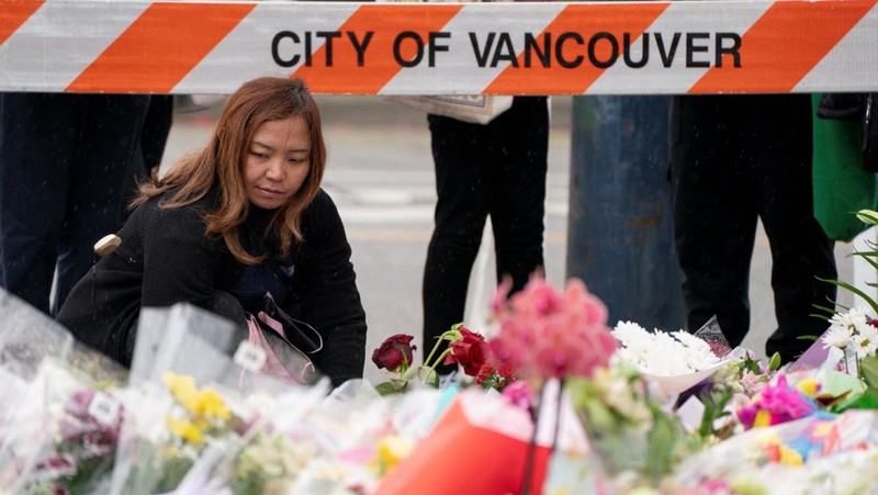 Penghormatan untuk korban tabrak mobil saat pesta blok Lapu Lapu di tugu peringatan darurat, Vancouver, British Columbia, Kanada, Senin (28/4/2025). 
(REUTERS/David Ryder)