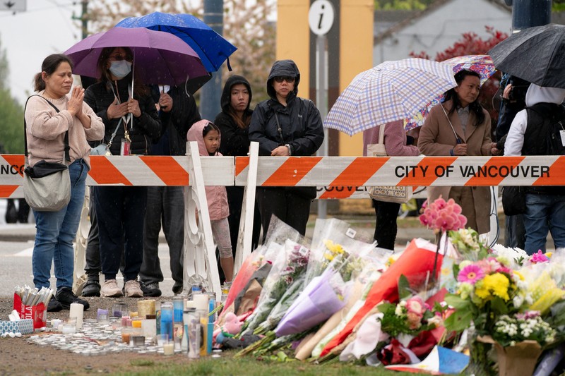Penghormatan untuk korban tabrak mobil saat pesta blok Lapu Lapu di tugu peringatan darurat, Vancouver, British Columbia, Kanada, Senin (28/4/2025). 
(REUTERS/David Ryder)