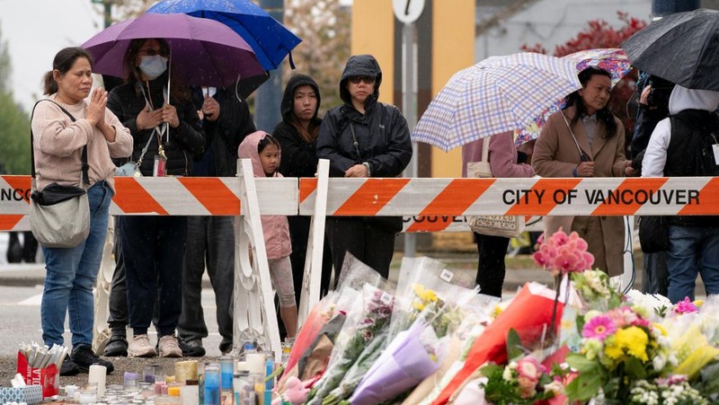 Penghormatan untuk korban tabrak mobil saat pesta blok Lapu Lapu di tugu peringatan darurat, Vancouver, British Columbia, Kanada, Senin (28/4/2025). 
(REUTERS/David Ryder)