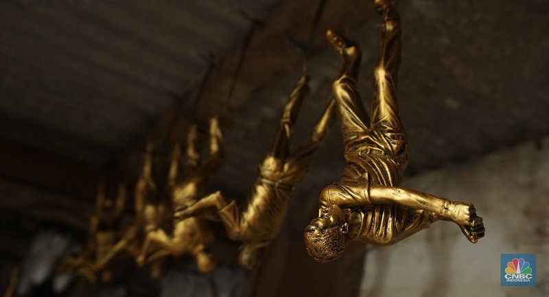 Perajin usaha kecil dan menengah (UKM) mengecat cenderamata berbahan resin di kawasan Makasar, Jakarta Timur, Selasa (29/4/2025). (CNBC Indonesia/Muhammad Sabki) Perajin usaha kecil dan menengah (UKM) mengecat cenderamata berbahan resin di kawasan Makasar, Jakarta Timur, Selasa (29/4/2025). (CNBC Indonesia/Muhammad Sabki)