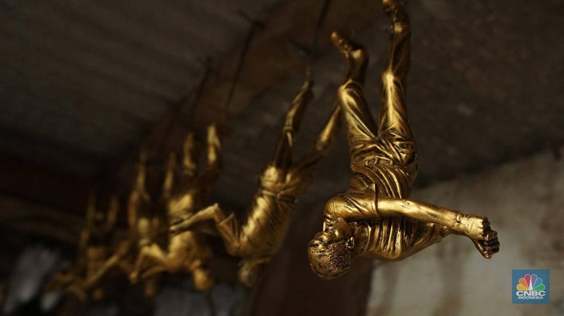 Perajin usaha kecil dan menengah (UKM) mengecat cenderamata berbahan resin di kawasan Makasar, Jakarta Timur, Selasa (29/4/2025). (CNBC Indonesia/Muhammad Sabki)