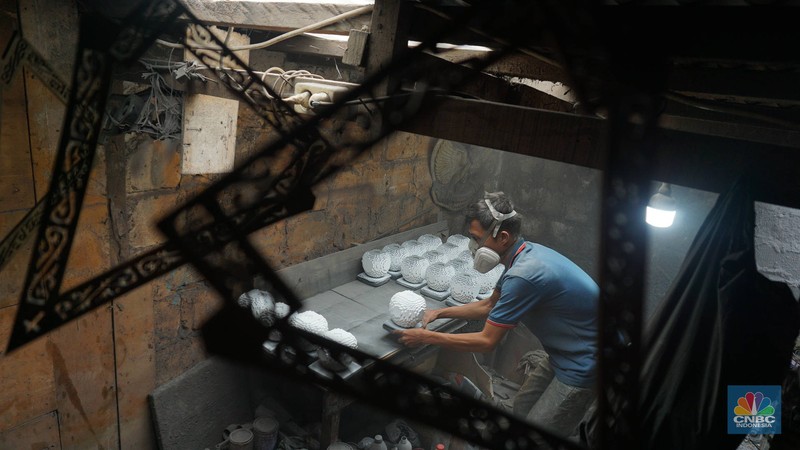Perajin usaha kecil dan menengah (UKM) mengecat cenderamata berbahan resin di kawasan Makasar, Jakarta Timur, Selasa (29/4/2025). (CNBC Indonesia/Muhammad Sabki) Perajin usaha kecil dan menengah (UKM) mengecat cenderamata berbahan resin di kawasan Makasar, Jakarta Timur, Selasa (29/4/2025). (CNBC Indonesia/Muhammad Sabki)