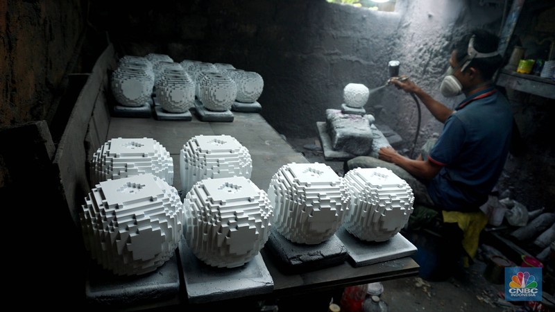Perajin usaha kecil dan menengah (UKM) mengecat cenderamata berbahan resin di kawasan Makasar, Jakarta Timur, Selasa (29/4/2025). (CNBC Indonesia/Muhammad Sabki) Perajin usaha kecil dan menengah (UKM) mengecat cenderamata berbahan resin di kawasan Makasar, Jakarta Timur, Selasa (29/4/2025). (CNBC Indonesia/Muhammad Sabki)