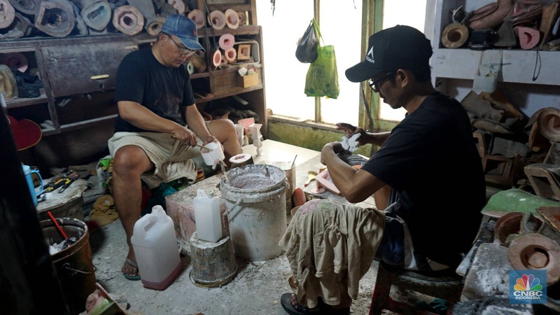 Perajin usaha kecil dan menengah (UKM) mengecat cenderamata berbahan resin di kawasan Makasar, Jakarta Timur, Selasa (29/4/2025). (CNBC Indonesia/Muhammad Sabki) Perajin usaha kecil dan menengah (UKM) mengecat cenderamata berbahan resin di kawasan Makasar, Jakarta Timur, Selasa (29/4/2025). (CNBC Indonesia/Muhammad Sabki)