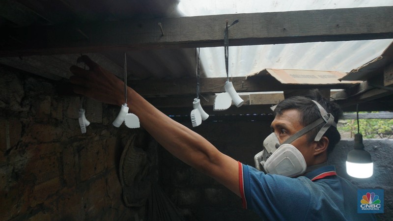 Perajin usaha kecil dan menengah (UKM) mengecat cenderamata berbahan resin di kawasan Makasar, Jakarta Timur, Selasa (29/4/2025). (CNBC Indonesia/Muhammad Sabki) Perajin usaha kecil dan menengah (UKM) mengecat cenderamata berbahan resin di kawasan Makasar, Jakarta Timur, Selasa (29/4/2025). (CNBC Indonesia/Muhammad Sabki)