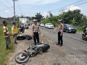 Truk Bawa Rongsokan Tak Kuat Nanjak Lalu Hantam 2 Motor, 2 Orang Tewas