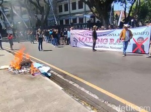 Massa Pecinta Jokowi di Malang Bakar Poster Roy Suryo