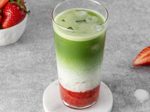 Resep Strawberry Matcha Latte ala Kafe yang Asam Manis Segar