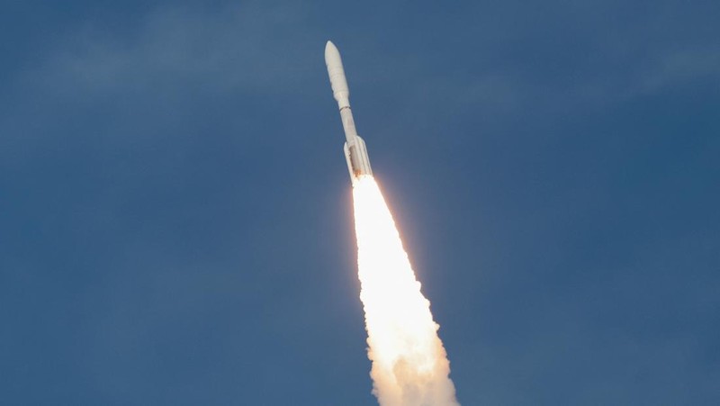 Roket Atlas V milik United Launch Alliance lepas landas membawa satelit jaringan internet Project Kuiper milik Amazon dari Cape Canaveral Space Force Station di Cape Canaveral, Florida, Amerika Serikat, Senin (28/4/2025). (REUTERS/Steve Nesius)