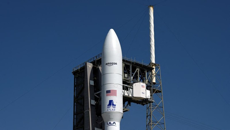 Roket Atlas V milik United Launch Alliance lepas landas membawa satelit jaringan internet Project Kuiper milik Amazon dari Cape Canaveral Space Force Station di Cape Canaveral, Florida, Amerika Serikat, Senin (28/4/2025). (REUTERS/Steve Nesius)