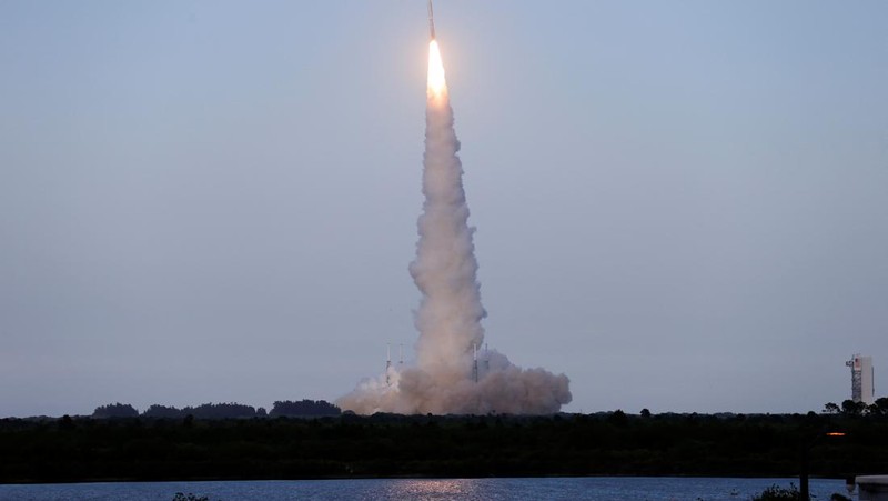 Roket Atlas V milik United Launch Alliance lepas landas membawa satelit jaringan internet Project Kuiper milik Amazon dari Cape Canaveral Space Force Station di Cape Canaveral, Florida, Amerika Serikat, Senin (28/4/2025). (REUTERS/Steve Nesius)