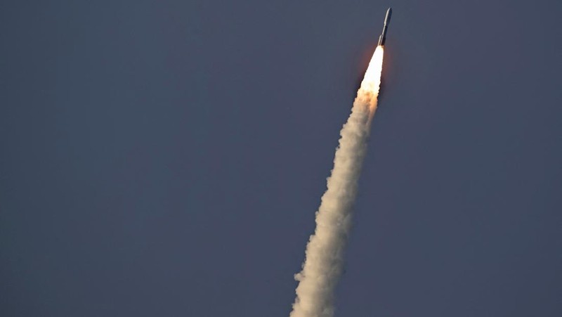 Roket Atlas V milik United Launch Alliance lepas landas membawa satelit jaringan internet Project Kuiper milik Amazon dari Cape Canaveral Space Force Station di Cape Canaveral, Florida, Amerika Serikat, Senin (28/4/2025). (REUTERS/Steve Nesius)