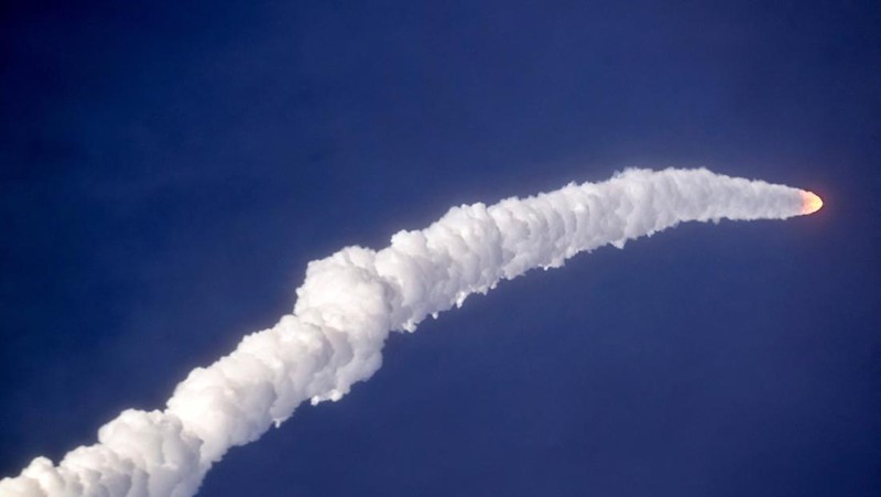 Roket Atlas V milik United Launch Alliance lepas landas membawa satelit jaringan internet Project Kuiper milik Amazon dari Cape Canaveral Space Force Station di Cape Canaveral, Florida, Amerika Serikat, Senin (28/4/2025). (REUTERS/Steve Nesius)